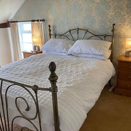 Bryntirion Farmhouse Rooms Llanfair Caereinion ภายนอก รูปภาพ