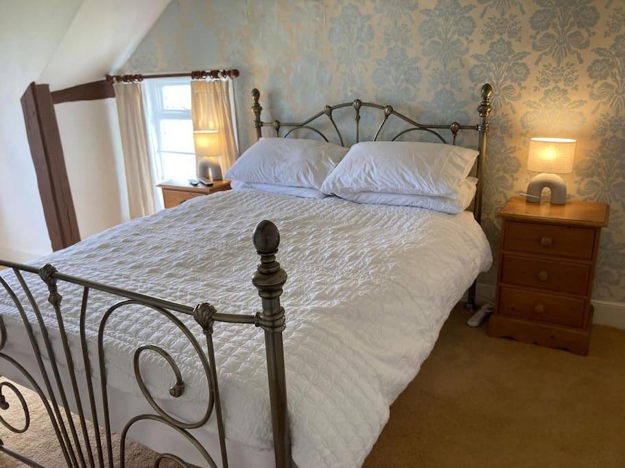 Bryntirion Farmhouse Rooms Llanfair Caereinion ภายนอก รูปภาพ