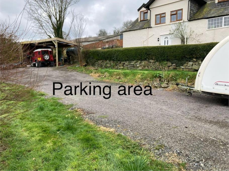 Bryntirion Farmhouse Rooms Llanfair Caereinion ภายนอก รูปภาพ