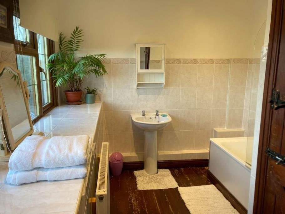 Bryntirion Farmhouse Rooms Llanfair Caereinion ภายนอก รูปภาพ